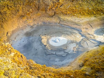 Buracos no chão borbulham por causa do calor abaixo da crosta terrestre em Solde la Mañana.