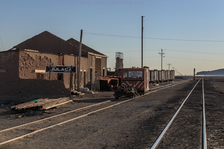 Cruzando a linha férea em Julaca