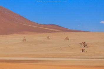 Rochas postas cuidadosamente sobre o solo por uma erupção vulcânica
