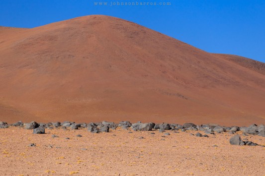 Rochas postas cuidadosamente sobre o solo por uma erupção vulcânica